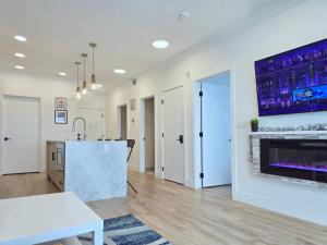 Family Modern 1BR and Den Condo - Apartment with City View, Downtown, Balcony, Free Parking & In-Suite Laundry!