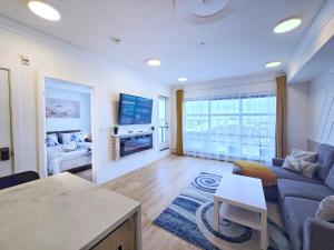Family Modern 1BR and Den Condo - Apartment with City View, Downtown, Balcony, Free Parking & In-Suite Laundry!