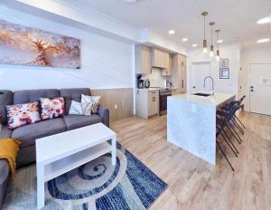 Family Modern 1BR and Den Condo - Apartment with City View, Downtown, Balcony, Free Parking & In-Suite Laundry!
