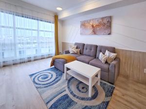 Family Modern 1BR and Den Condo - Apartment with City View, Downtown, Balcony, Free Parking & In-Suite Laundry!