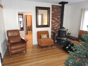 Miners Choice 3 Bedroom on Main St Bonus Rooms Sleeps up to 9 TV WIFI Piano
