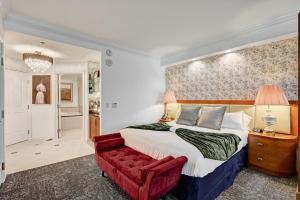 Vintage Lair STUDIO Balcony F1 SPHERE VIEW Tower 3