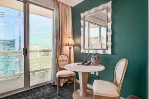 Vintage Lair STUDIO Balcony F1 SPHERE VIEW Tower 3