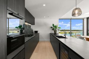 Fireworks View 4 Bedrooms Apt in Central Mel