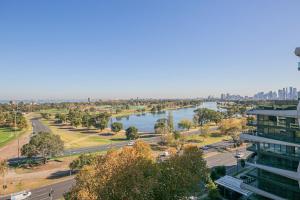 Fireworks View 4 Bedrooms Apt in Central Mel