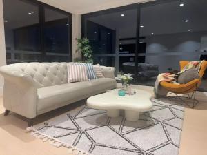 Fireworks View 4 Bedrooms Apt in Central Mel