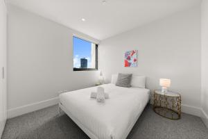 Fireworks View 4 Bedrooms Apt in Central Mel