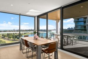 Fireworks View 4 Bedrooms Apt in Central Mel