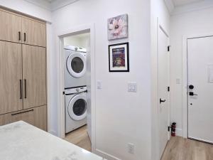 Family Modern 1BR and Den Condo - Apartment with City View, Downtown, Balcony, Free Parking & In-Suite Laundry!