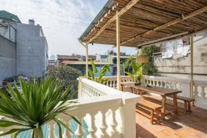 Glass Apartment With Big Balcony