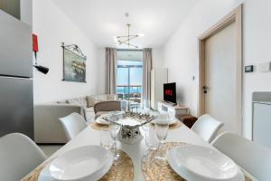 Modern 1BR with Pool & Gym, Burj Khalifa View, Al Jaddaf