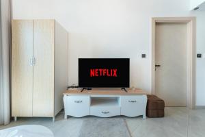 Modern 1BR with Pool & Gym, Burj Khalifa View, Al Jaddaf