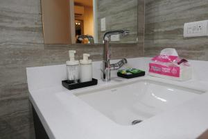 New Modern Luxurious 1 Bedroom Condo with WIFI and Netflix