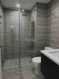 New Modern Luxurious 1 Bedroom Condo with WIFI and Netflix