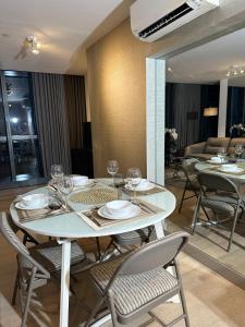 New Modern Luxurious 1 Bedroom Condo with WIFI and Netflix