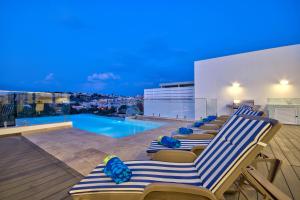 Villa Gaia - Sunset Views, Indoor Heated Pool, Sauna and Games Room