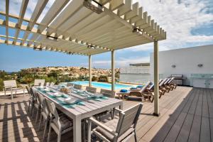 Villa Gaia - Sunset Views, Indoor Heated Pool, Sauna and Games Room