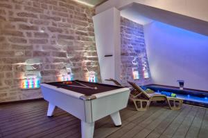 Villa Gaia - Sunset Views, Indoor Heated Pool, Sauna and Games Room