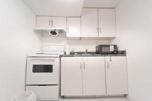 Cozy Private 2 bedroom apartment, free Wifi, free parking in heart of Toronto, surrounded by nature