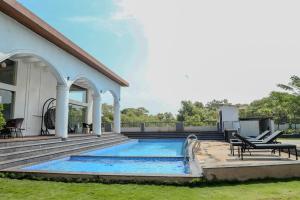 Urban Nomad Corner - 1BHK Near Candolim Beach with Pool, Kitchen, Parking & WiFi