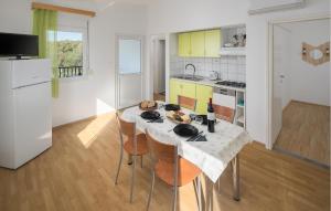 Awesome Home In Tinjan