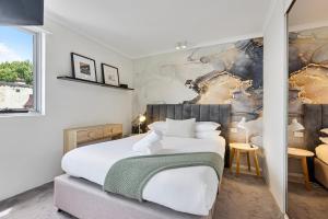 Stylish 1-Bedroom Stay with Balcony & Amenities