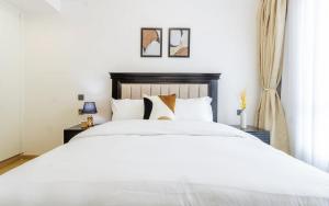 Sunset at 10, Pool, Skyline Views, Cozy Lavington Loft