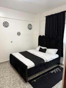 Cozy Burnt-Orange 1-Bedroom Apartment