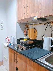 MOA Staycation Haven Cozy 1BR Retreat with Balcony at Shore 3