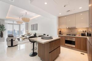 Free housekeeping visits during your stay - StayShort - Luxury 3-Bedroom Downtown Dubai Retreat with Balcony & Skyline Views