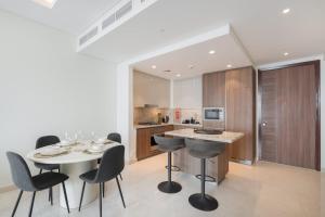 Free housekeeping visits during your stay - StayShort - Luxury 3-Bedroom Downtown Dubai Retreat with Balcony & Skyline Views