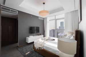 Free housekeeping visits during your stay - StayShort - Luxury 3-Bedroom Downtown Dubai Retreat with Balcony & Skyline Views