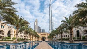 Luxury Old Town Yansson Downtown Dubai Apartment Pool Burj Khalifa Views Steps to Dubai Mall by La Brisa