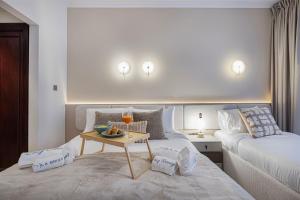 Luxury Old Town Yansson Downtown Dubai Apartment Pool Burj Khalifa Views Steps to Dubai Mall by La Brisa