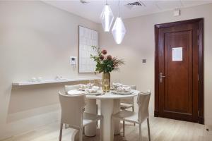 Luxury Old Town Yansson Downtown Dubai Apartment Pool Burj Khalifa Views Steps to Dubai Mall by La Brisa