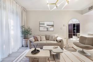 Luxury Old Town Yansson Downtown Dubai Apartment Pool Burj Khalifa Views Steps to Dubai Mall by La Brisa