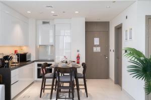 Free housekeeping visits during your stay - StayShort - 1 Bed Unit in Meydan Sleeps 2 with Balcony