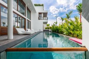 New Luxury 5BR Villa with Glass Infinity Pool in the Heart of Canggu
