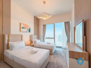 Enjoy Best Burj Khalifa View from Balcony Next to Dubai Mall Luxury 2BR Like Home
