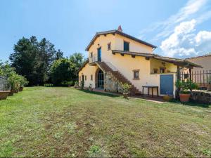 Apartment in Laterina with garden