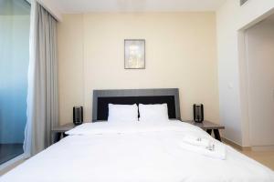 Chic & Bright 1BR Lagoon Suite in Gateway II