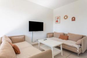 Modern apartment for 4 with private garden