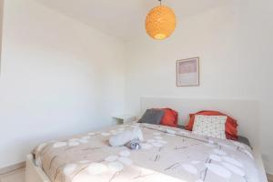 Modern apartment for 4 with private garden