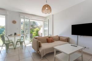 Modern apartment for 4 with private garden