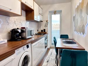 Inoria - Comfy Apartment with Private Parking