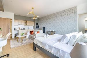 Sunset Views, Pool, Gym and Work Desk