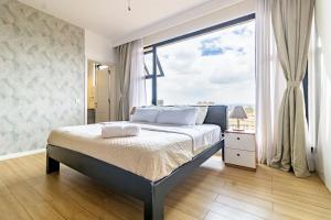 Sunset Views, Pool, Gym and Work Desk