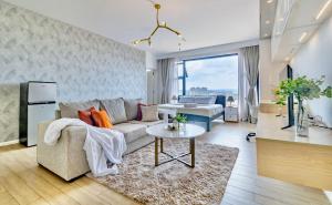 Sunset Views, Pool, Gym and Work Desk