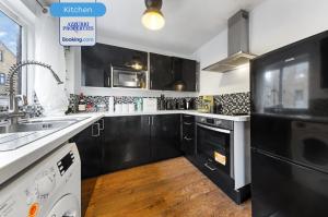 Short Stays at Tyndale Court by Azzurri Properties Short Lets & Serviced Accommodation London with Wi-Fi and Parking