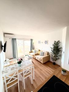 Charming Apartment in Benalbeach with Garden and Sea View